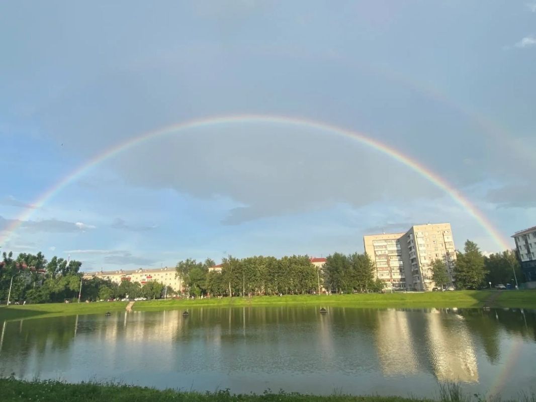 Не просто радугу, а двойную радугу сегодня наблюдали тюменцы в районе пруда Утиный Не просто радугу, а двойную радугу сегодня наблюдали тюменцы в районе пруда Утиный