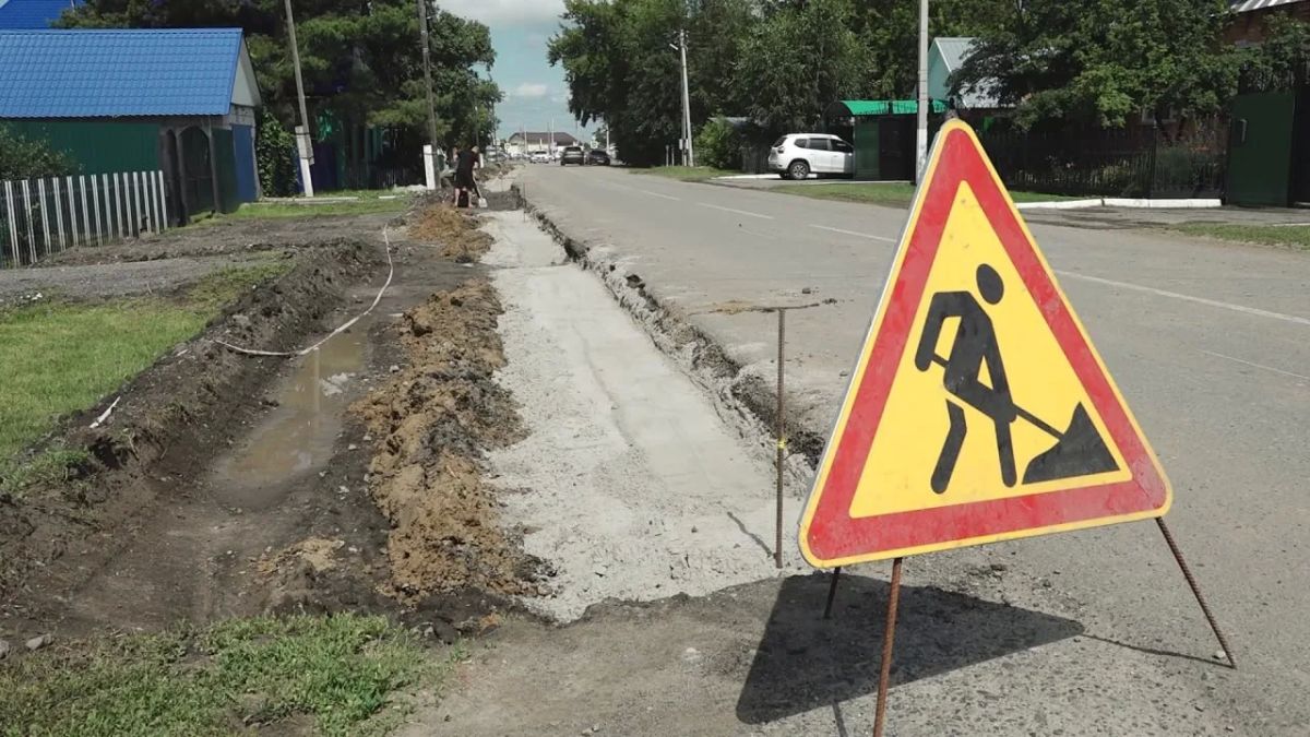 В Упорово обновляют асфальт на двух центральных улицах и строят тротуар возле школы