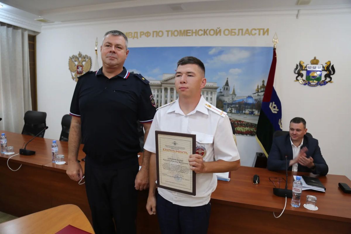 Начальник УМВД России по Тюменской области Александр Смирнов сегодня вручил награды сотрудникам Госавтоинспекции и памятный адрес руководителю службы Андрею Миллеру в связи с 90-летием Госавтоинспекции МВД России Начальник УМВД России по Тюменской области Александр Смирнов сегодня вручил награды сотрудникам Госавтоинспекции и памятный адрес руководителю службы Андрею Миллеру в связи с 90-летием Госавтоинспекции МВД России