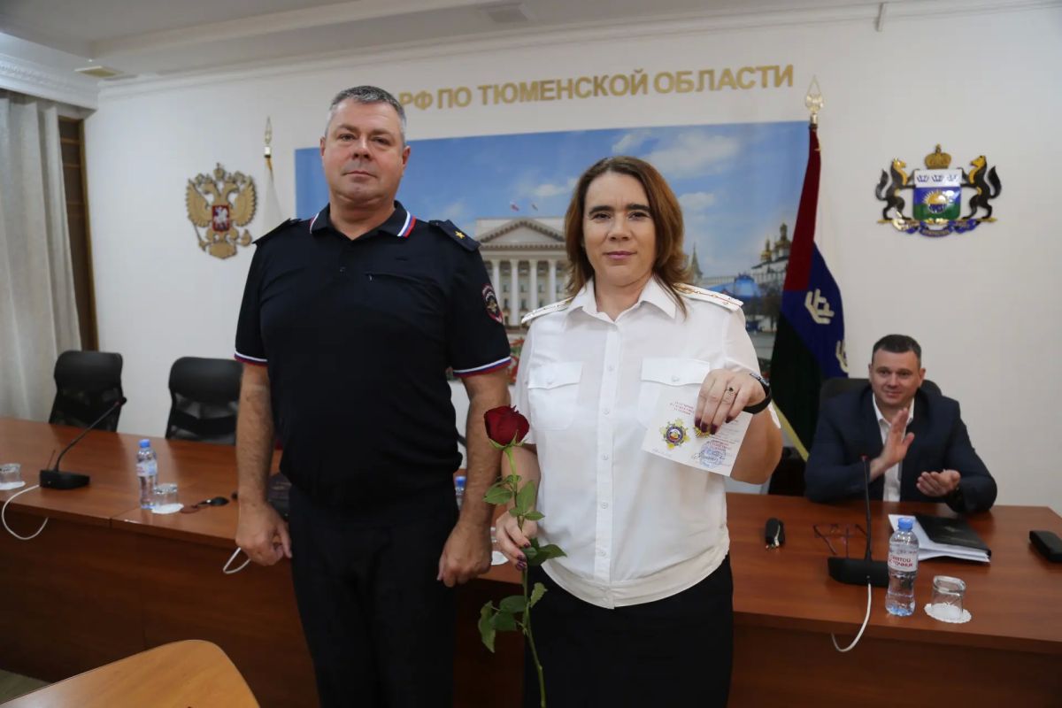 Начальник УМВД России по Тюменской области Александр Смирнов сегодня вручил награды сотрудникам Госавтоинспекции и памятный адрес руководителю службы Андрею Миллеру в связи с 90-летием Госавтоинспекции МВД России Начальник УМВД России по Тюменской области Александр Смирнов сегодня вручил награды сотрудникам Госавтоинспекции и памятный адрес руководителю службы Андрею Миллеру в связи с 90-летием Госавтоинспекции МВД России