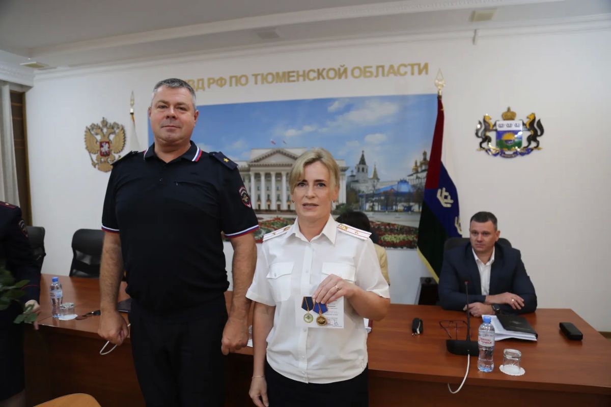 Начальник УМВД России по Тюменской области Александр Смирнов сегодня вручил награды сотрудникам Госавтоинспекции и памятный адрес руководителю службы Андрею Миллеру в связи с 90-летием Госавтоинспекции МВД России Начальник УМВД России по Тюменской области Александр Смирнов сегодня вручил награды сотрудникам Госавтоинспекции и памятный адрес руководителю службы Андрею Миллеру в связи с 90-летием Госавтоинспекции МВД России