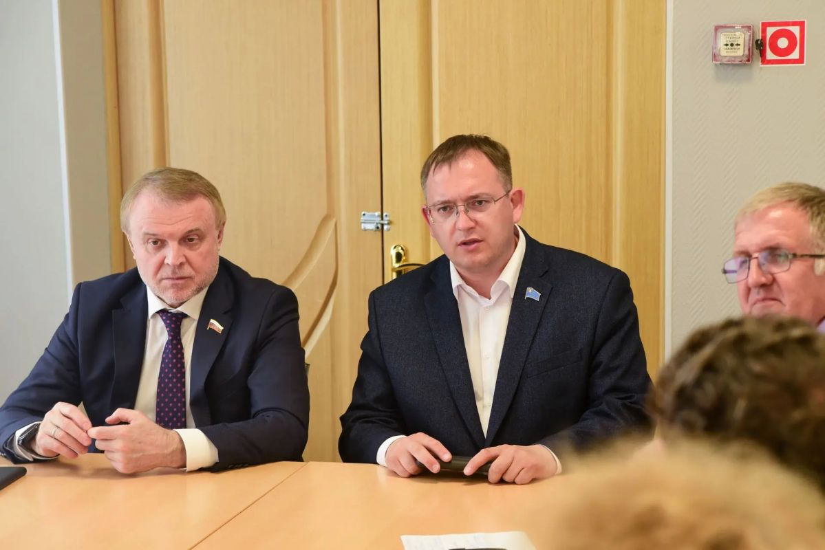 Николай Брыкин вручил награды волонтерам группы «Оберег» Николай Брыкин вручил награды волонтерам группы «Оберег»