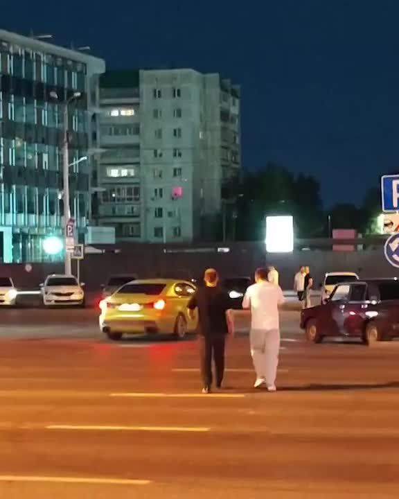 Жители улицы Мориса Тореза жалуются на шумные автотусовки у «Рентала»