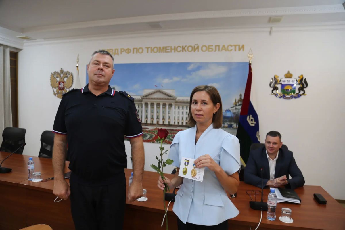 Начальник УМВД России по Тюменской области Александр Смирнов сегодня вручил награды сотрудникам Госавтоинспекции и памятный адрес руководителю службы Андрею Миллеру в связи с 90-летием Госавтоинспекции МВД России Начальник УМВД России по Тюменской области Александр Смирнов сегодня вручил награды сотрудникам Госавтоинспекции и памятный адрес руководителю службы Андрею Миллеру в связи с 90-летием Госавтоинспекции МВД России