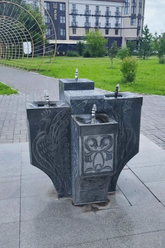 Уважаемые тоболяки и гости города! В одном из городских пабликов появилась информация о том, что в сквере Ф. Достоевского отключен питьевой фонтанчик. Спешим уточнить: это сообщение не соответствуют действительности