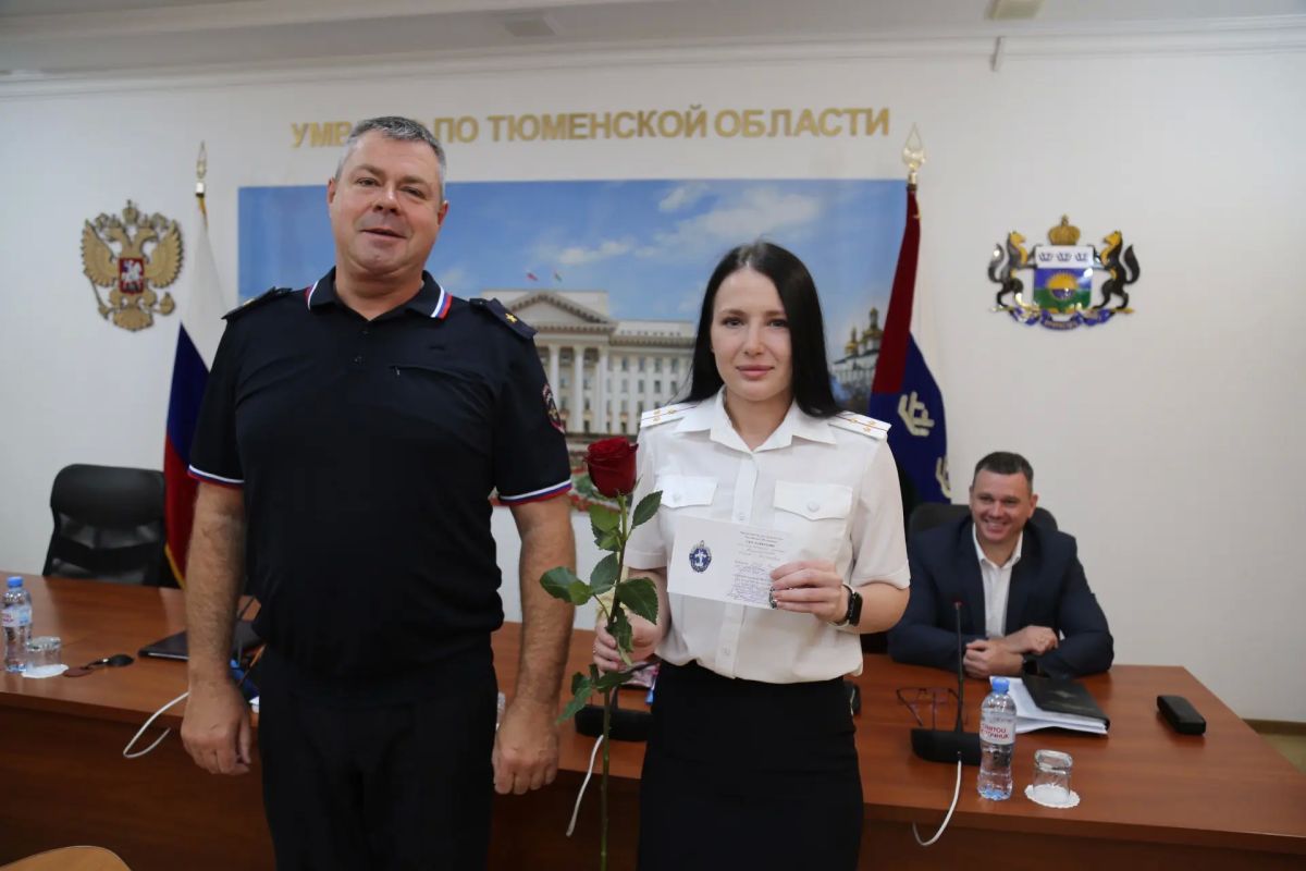 Начальник УМВД России по Тюменской области Александр Смирнов сегодня вручил награды сотрудникам Госавтоинспекции и памятный адрес руководителю службы Андрею Миллеру в связи с 90-летием Госавтоинспекции МВД России Начальник УМВД России по Тюменской области Александр Смирнов сегодня вручил награды сотрудникам Госавтоинспекции и памятный адрес руководителю службы Андрею Миллеру в связи с 90-летием Госавтоинспекции МВД России