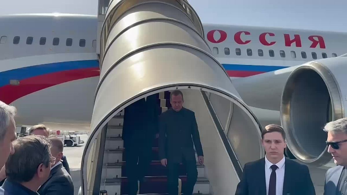 Медведев прилетел в Тегеран для участия в церемонии прощания с Али Хаменеи