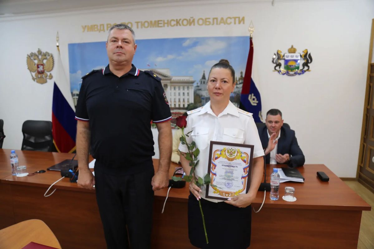 Начальник УМВД России по Тюменской области Александр Смирнов сегодня вручил награды сотрудникам Госавтоинспекции и памятный адрес руководителю службы Андрею Миллеру в связи с 90-летием Госавтоинспекции МВД России Начальник УМВД России по Тюменской области Александр Смирнов сегодня вручил награды сотрудникам Госавтоинспекции и памятный адрес руководителю службы Андрею Миллеру в связи с 90-летием Госавтоинспекции МВД России