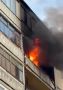 На улице Самарцева в Тюмени полыхает квартира на верхнем этаже Кадрами с места делятся очевидцы