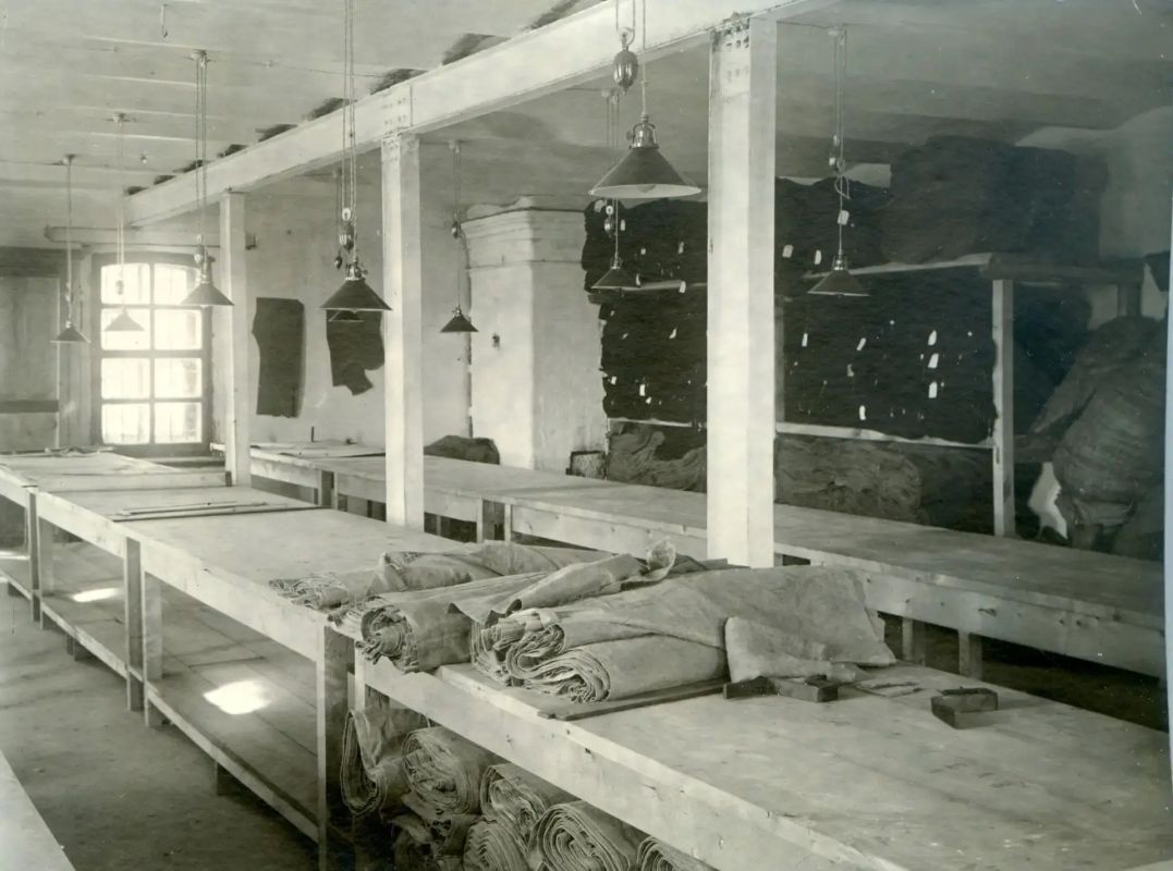 1) Тобольская каторжная тюрьма № 1. Укладка дров. 1899-1901 годы 1) Тобольская каторжная тюрьма № 1. Укладка дров. 1899-1901 годы