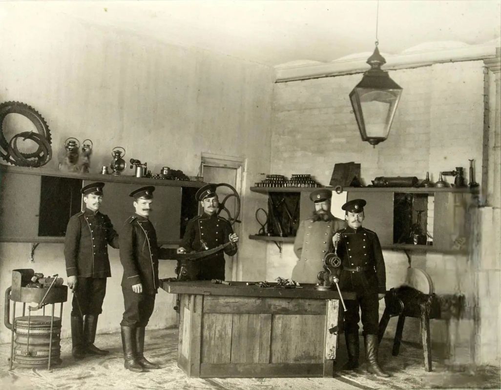 1) Тобольская каторжная тюрьма № 1. Укладка дров. 1899-1901 годы 1) Тобольская каторжная тюрьма № 1. Укладка дров. 1899-1901 годы