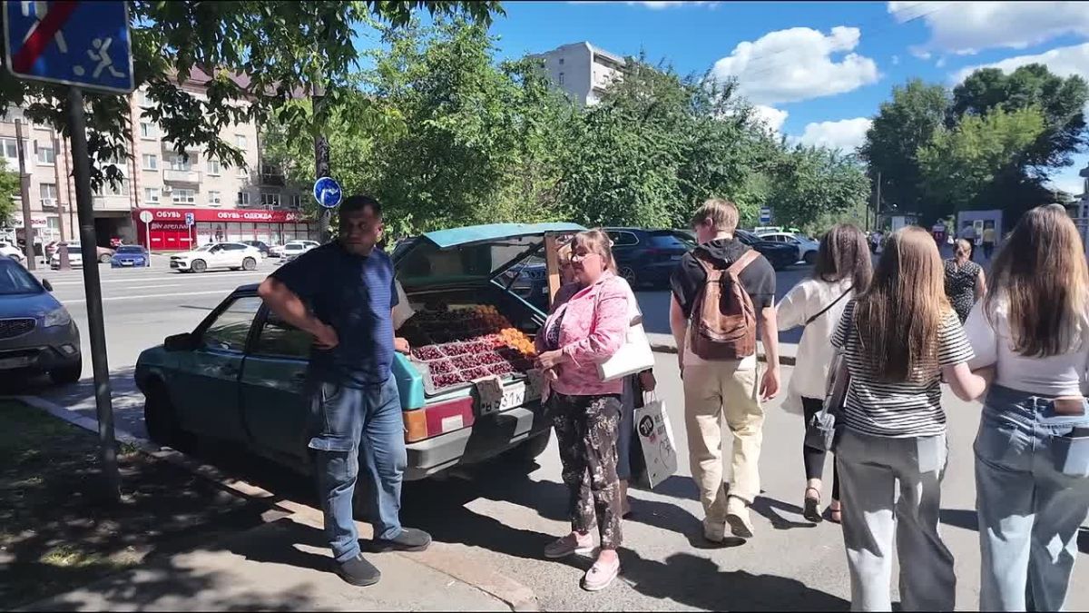 Более 200 кг ягод, которые незаконно продавали на улицах Тюмени, изъяли специалисты городского департамента потребительского рынка совместно с сотрудниками полиции