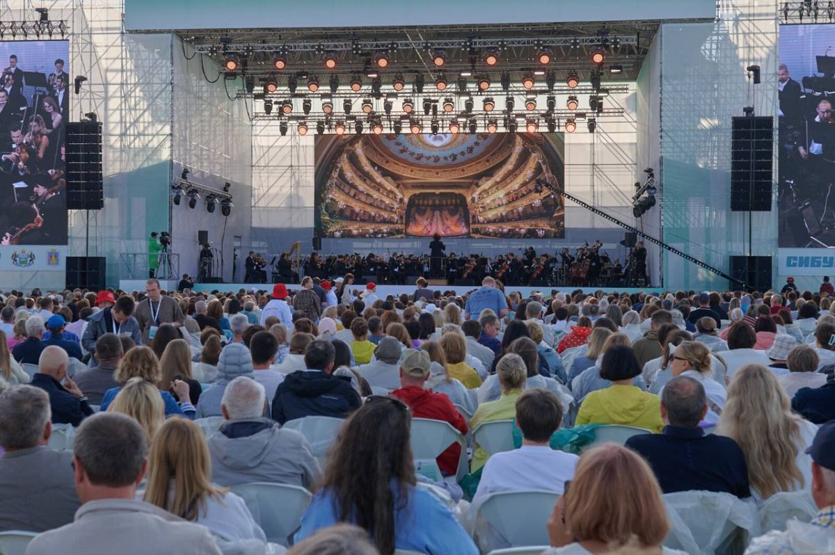 Около 3000 зрителей собрало открытие XVII фестиваля "Лето в Тобольском кремле", которое состоялся 4 июля Около 3000 зрителей собрало открытие XVII фестиваля "Лето в Тобольском кремле", которое состоялся 4 июля