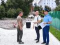 Прокурор Центрального административного округа города Тюмени Евгений Кондрашкин посетил строительную площадку и проконтролировал ход работ по благоустройству Площади Борцов Революции