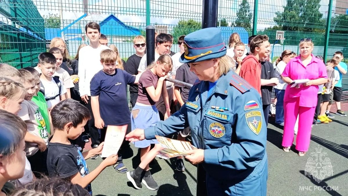 Безопасный отдых. Для безопасного отдыха детей в летний период сотрудники МЧС России регулярно проводят проверку систем оповещения при пожаре и учебные эвакуации в пришкольных и загородных лагерях Безопасный отдых. Для безопасного отдыха детей в летний период сотрудники МЧС России регулярно проводят проверку систем оповещения при пожаре и учебные эвакуации в пришкольных и загородных лагерях