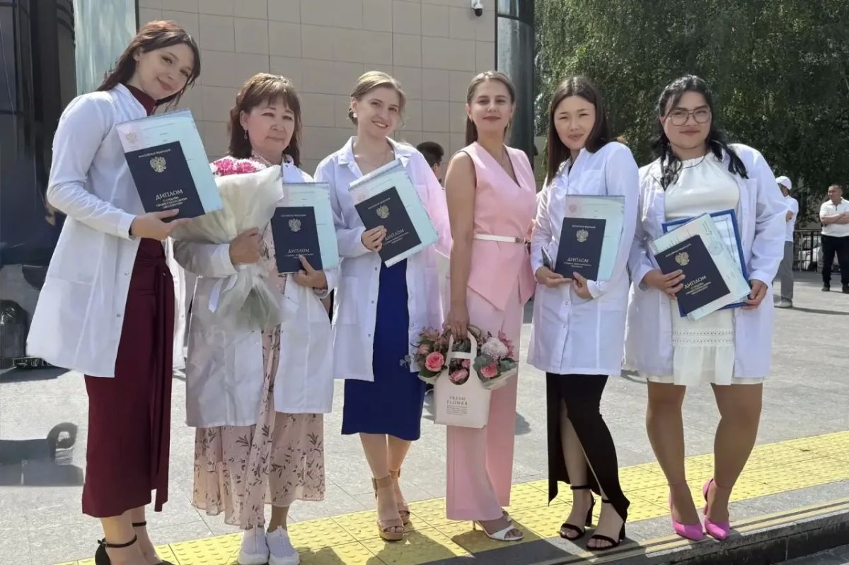 С радостью вручил дипломы выпускникам медколледжа имени Володи Солдатова! Эта кузница кадров прошла славный путь – от повивальной школы до передовой площадки федерального проекта «Профессионалитет» С радостью вручил дипломы выпускникам медколледжа имени Володи Солдатова! Эта кузница кадров прошла славный путь – от повивальной школы до передовой площадки федерального проекта «Профессионалитет»