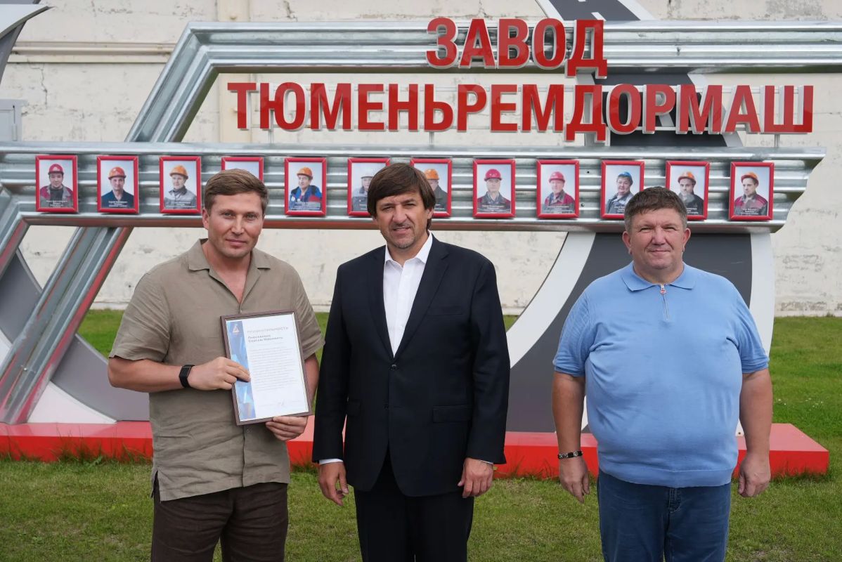 Максим Афанасьев: В торжественной обстановке вручил признательности тюменским предпринимателям за вклад в развитие городской инфраструктуры и реализацию значимого проекта по наружному освещению улицы Производственной, а... Максим Афанасьев: В торжественной обстановке вручил признательности тюменским предпринимателям за вклад в развитие городской инфраструктуры и реализацию значимого проекта по наружному освещению улицы Производственной, а...