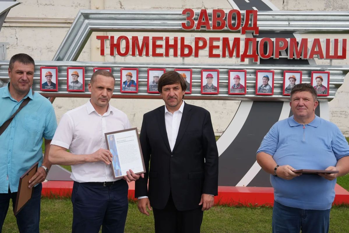 Максим Афанасьев: В торжественной обстановке вручил признательности тюменским предпринимателям за вклад в развитие городской инфраструктуры и реализацию значимого проекта по наружному освещению улицы Производственной, а... Максим Афанасьев: В торжественной обстановке вручил признательности тюменским предпринимателям за вклад в развитие городской инфраструктуры и реализацию значимого проекта по наружному освещению улицы Производственной, а...
