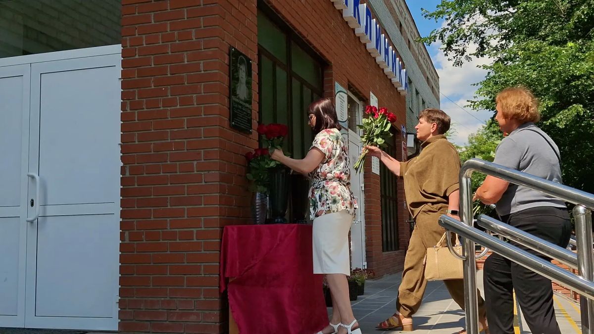 В Заводоуковском округе открыли мемориальную доску в честь главного врача Екатерины Панасенко В Заводоуковском округе открыли мемориальную доску в честь главного врача Екатерины Панасенко