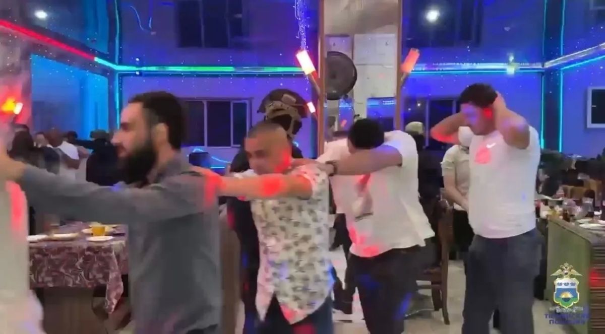 В Тюмени прошёл масштабный совместный рейд: полицейские, сотрудники военной комендатуры и Росгвардии проверили кафе и развлекательные центры, популярные у иностранных граждан В Тюмени прошёл масштабный совместный рейд: полицейские, сотрудники военной комендатуры и Росгвардии проверили кафе и развлекательные центры, популярные у иностранных граждан