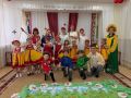 Вплели лето в браслеты. Активисты «Движение Первых» города Тюмени побывали в детском саду № 79. Накануне Дня семьи, любви и верности вместе с малышами создавали яркие цветочные браслеты