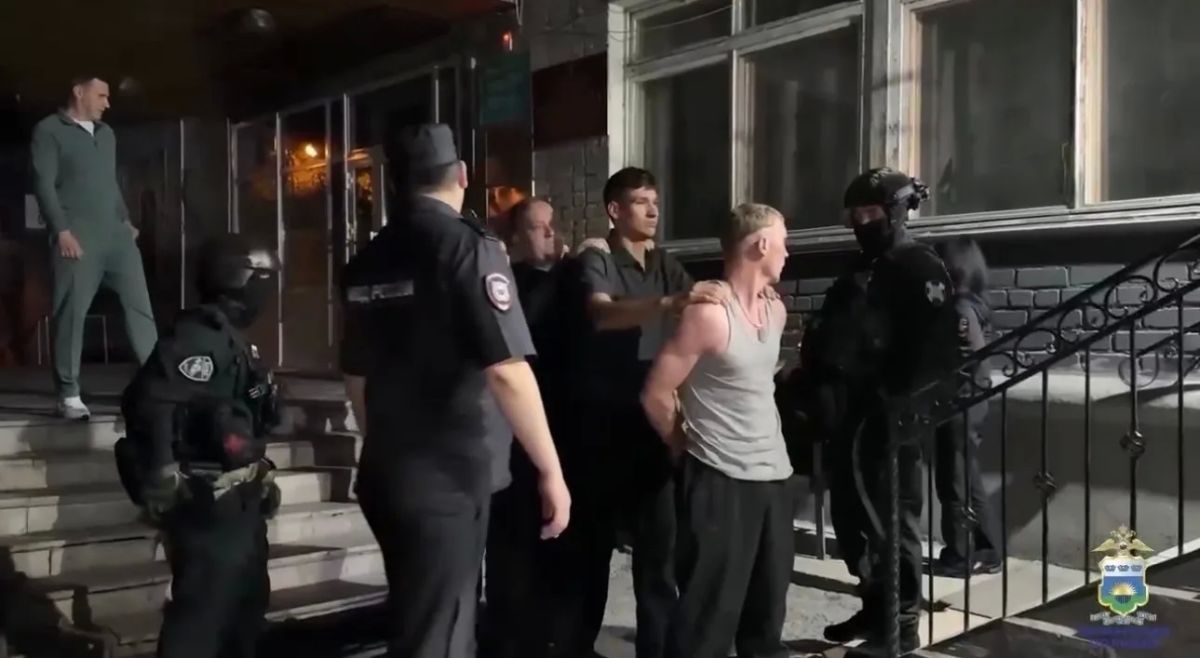 В Тюмени прошёл масштабный совместный рейд: полицейские, сотрудники военной комендатуры и Росгвардии проверили кафе и развлекательные центры, популярные у иностранных граждан В Тюмени прошёл масштабный совместный рейд: полицейские, сотрудники военной комендатуры и Росгвардии проверили кафе и развлекательные центры, популярные у иностранных граждан