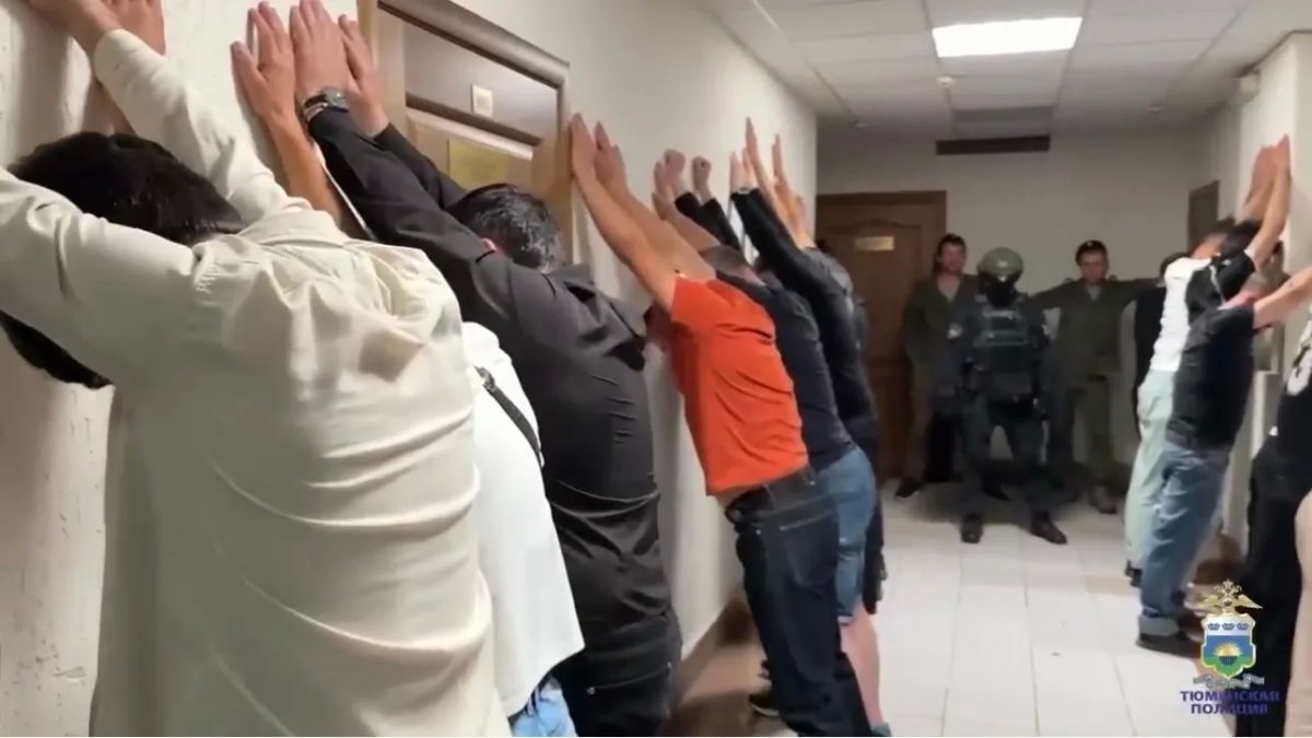 В Тюмени прошёл масштабный совместный рейд: полицейские, сотрудники военной комендатуры и Росгвардии проверили кафе и развлекательные центры, популярные у иностранных граждан В Тюмени прошёл масштабный совместный рейд: полицейские, сотрудники военной комендатуры и Росгвардии проверили кафе и развлекательные центры, популярные у иностранных граждан