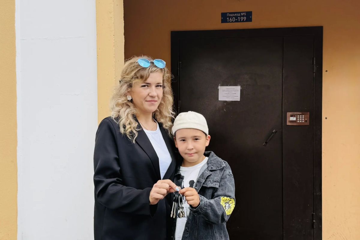 Большая радость, друзья!. В этом году в рамках реализации муниципальной программы по расселению аварийного жилья мы вручаем ключи от новых квартир Большая радость, друзья!. В этом году в рамках реализации муниципальной программы по расселению аварийного жилья мы вручаем ключи от новых квартир
