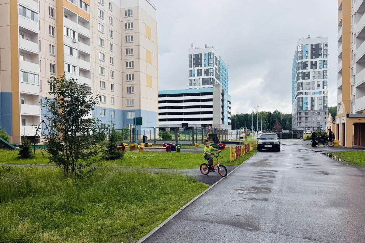 Большая радость, друзья!. В этом году в рамках реализации муниципальной программы по расселению аварийного жилья мы вручаем ключи от новых квартир Большая радость, друзья!. В этом году в рамках реализации муниципальной программы по расселению аварийного жилья мы вручаем ключи от новых квартир