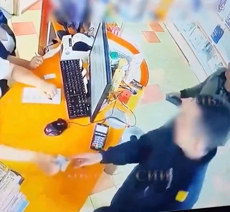 В Забайкалье водитель попытался схитрить, чтобы не стоять в очереди на АЗС: он нарядился в полицейскую форму и, представившись участковым, потребовал обслужить его побыстрее В Забайкалье водитель попытался схитрить, чтобы не стоять в очереди на АЗС: он нарядился в полицейскую форму и, представившись участковым, потребовал обслужить его побыстрее