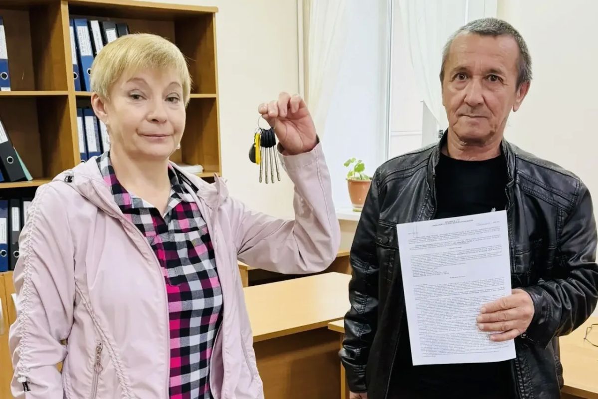 Большая радость, друзья!. В этом году в рамках реализации муниципальной программы по расселению аварийного жилья мы вручаем ключи от новых квартир Большая радость, друзья!. В этом году в рамках реализации муниципальной программы по расселению аварийного жилья мы вручаем ключи от новых квартир