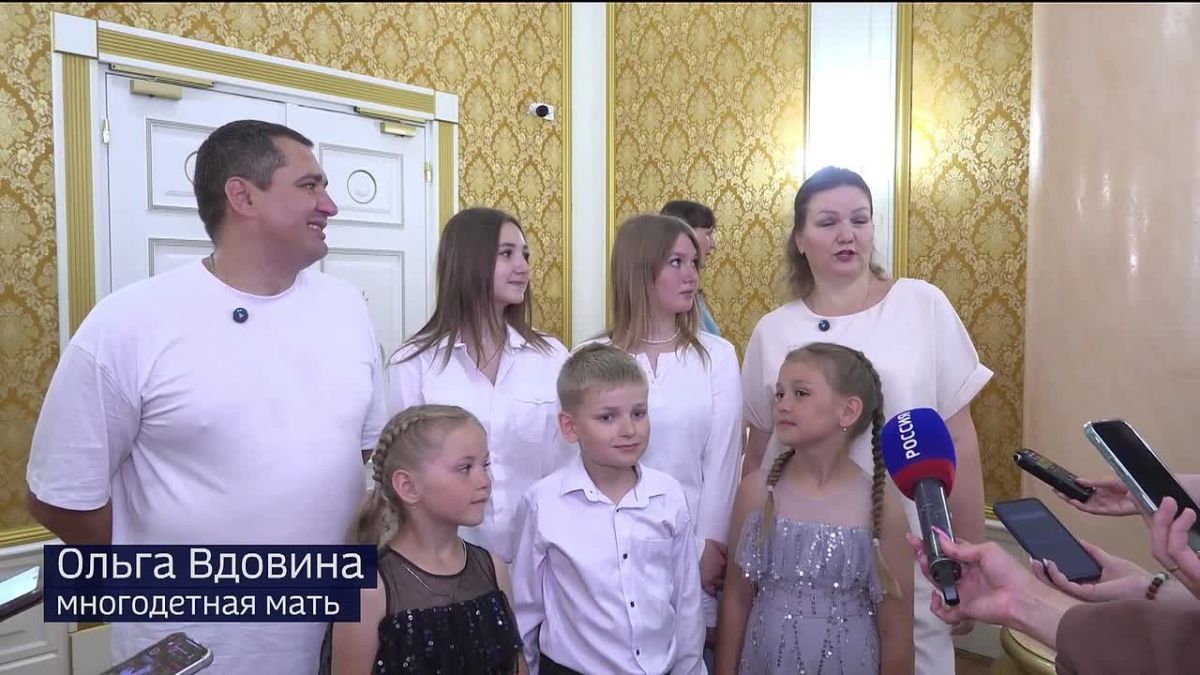 В Тюмени двум многодетным парам сегодня вручили почетные знаки "За сохранение и укрепление семейных ценностей"