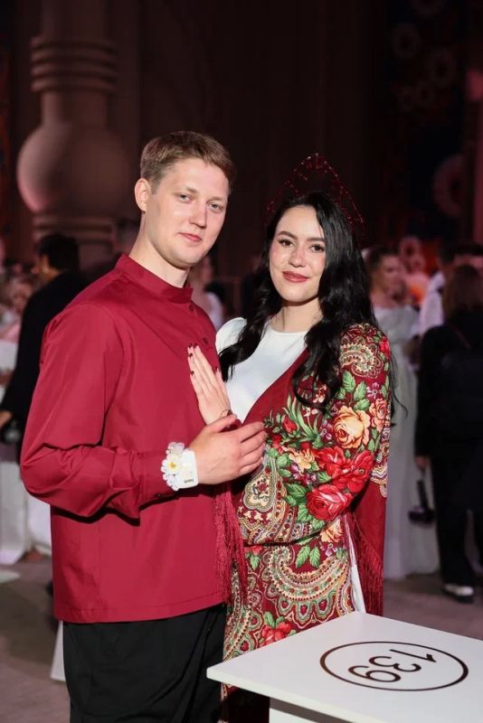 Три пары из Тюменской области связали себя узами брака на Всероссийском свадебном фестивале в Москве Три пары из Тюменской области связали себя узами брака на Всероссийском свадебном фестивале в Москве