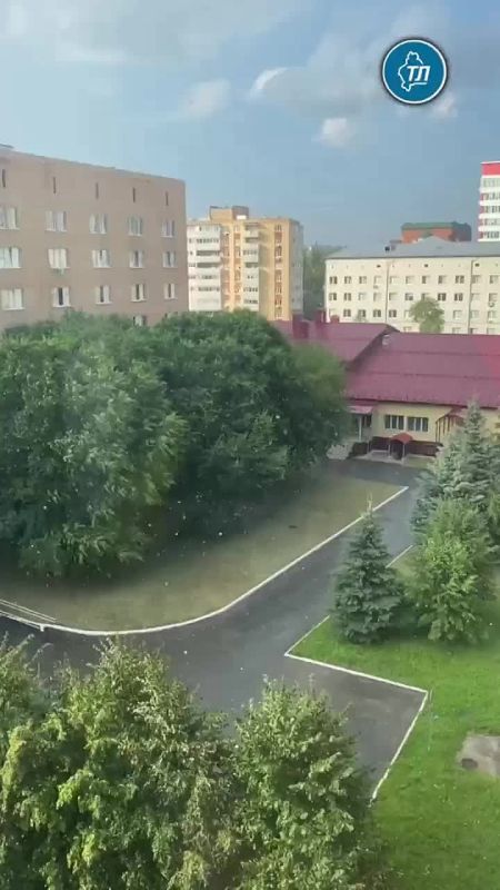 После нескольких дней 30 градусной жары, погода подарила тюменцам небольшой, но долгожданный дождь
