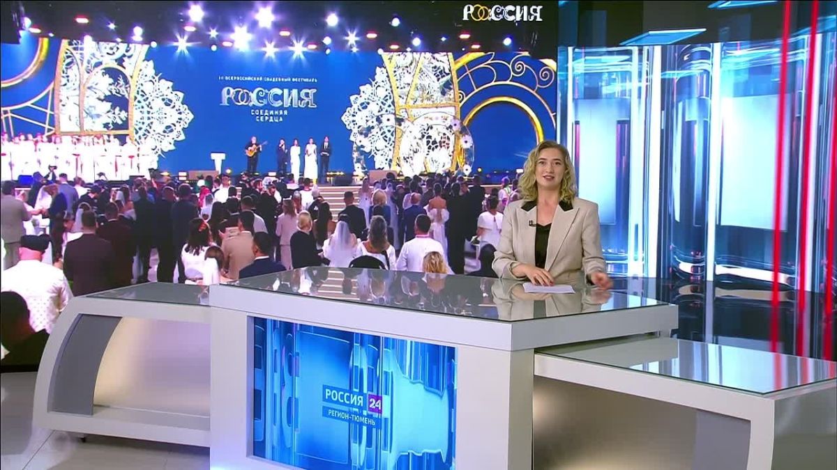 Сегодня, в День семьи, любви и верности, 150 влюбленных пар связали себя узами брака на Всероссийском свадебном фестивале
