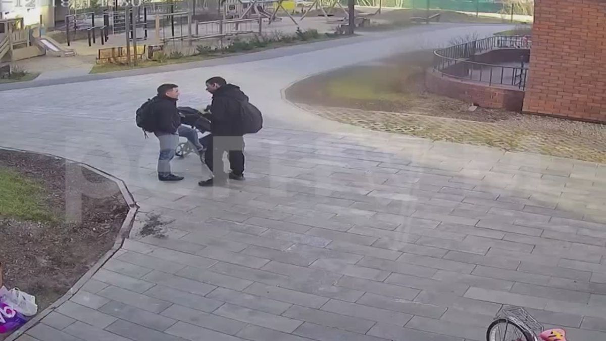 Марина Ахмедова: В апреле житель Тюмени Ильдус гулял с детьми 1,5 и 5 лет во дворе своего дома на улице Академической