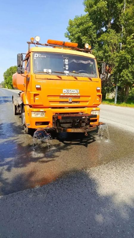 Когда температура зашкаливает – выходят они! Поливальные машины Когда температура зашкаливает – выходят они! Поливальные машины