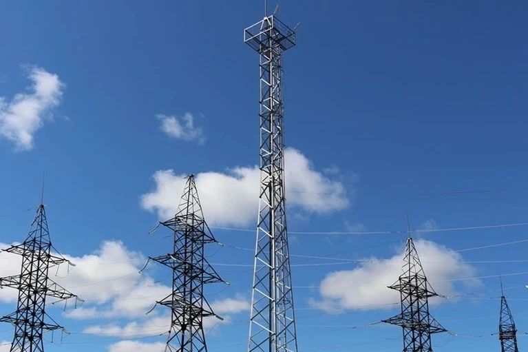 В Тюменской области энергетики присоединили к электрическим сетям восемь базовых станций сотовой связи
