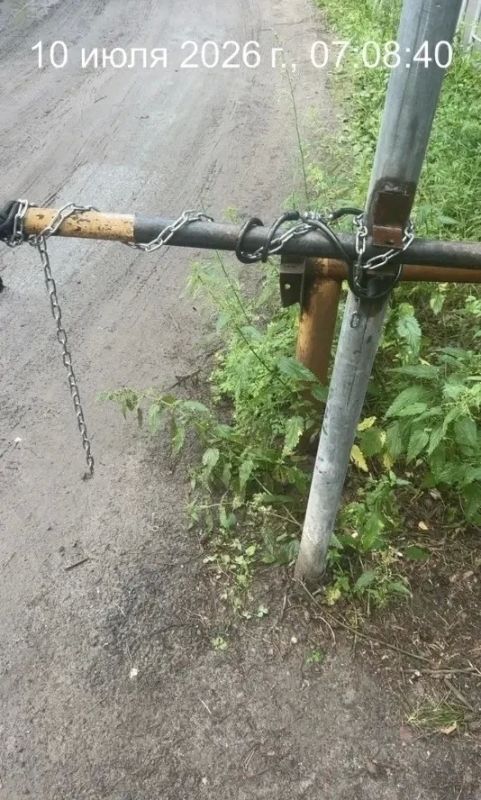 Изза сильной жары тюменцы идут на крайние меры — срывают замки со шлагбаума, чтобы проехать к озеру Изза сильной жары тюменцы идут на крайние меры — срывают замки со шлагбаума, чтобы проехать к озеру