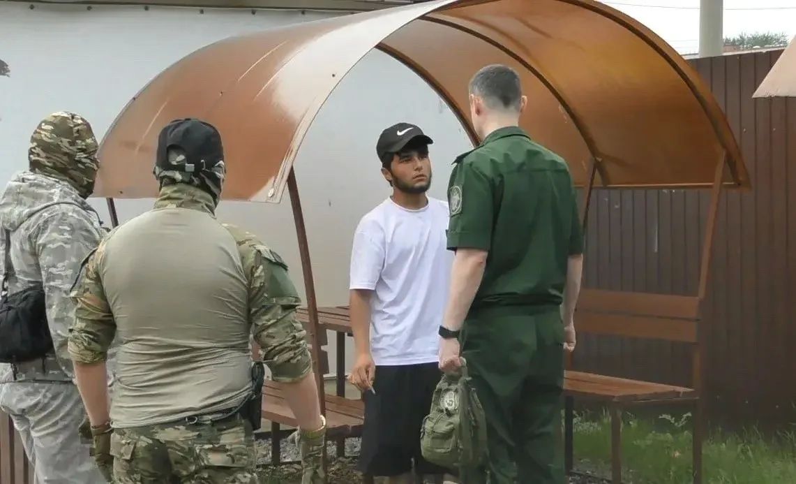 В Тюмени прошёл рейд у Центра помощи иностранным гражданам: силовики искали тех, кто получил паспорт РФ, но не встал на воинский учёт