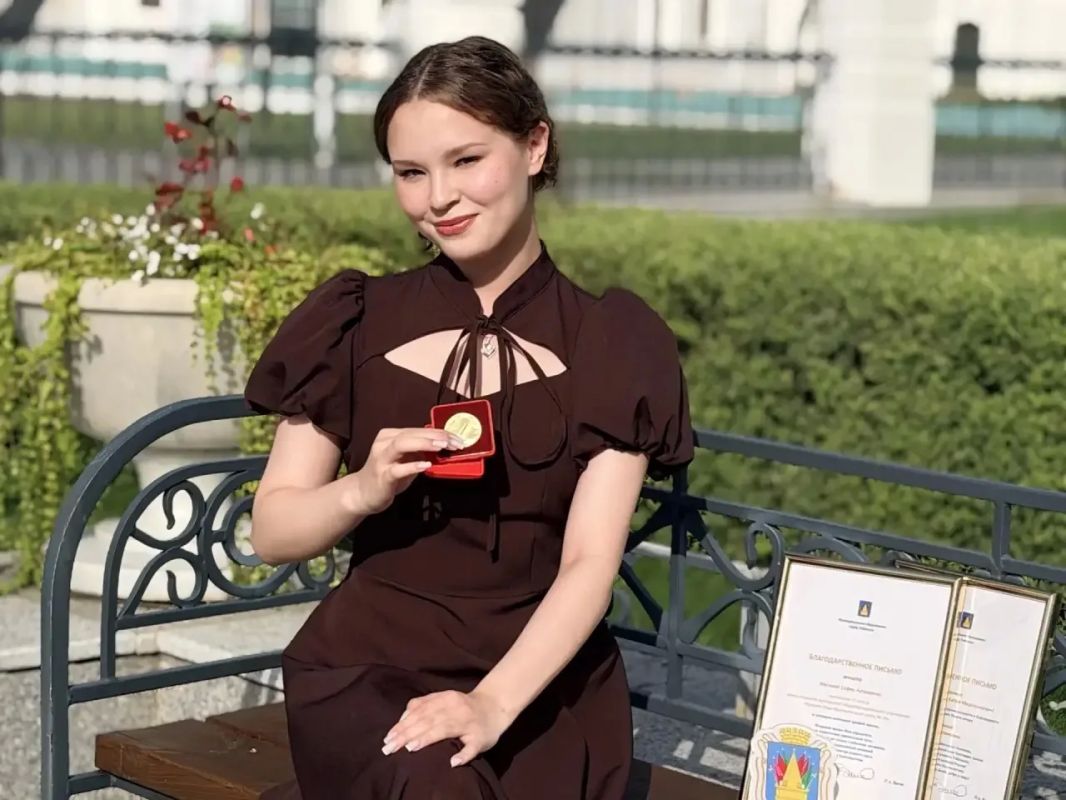 Друзья, сегодня особенный день! Мы торжественно вручили медали «За особые успехи в учении» выпускникам 11-х классов Друзья, сегодня особенный день! Мы торжественно вручили медали «За особые успехи в учении» выпускникам 11-х классов