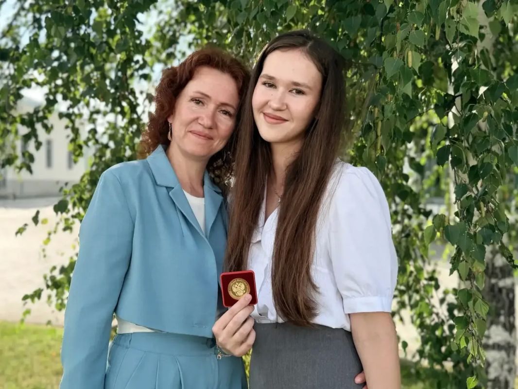 Друзья, сегодня особенный день! Мы торжественно вручили медали «За особые успехи в учении» выпускникам 11-х классов Друзья, сегодня особенный день! Мы торжественно вручили медали «За особые успехи в учении» выпускникам 11-х классов