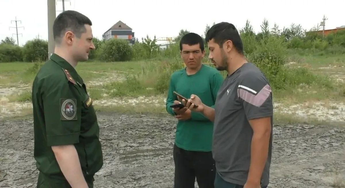 В Тюмени прошёл рейд у Центра помощи иностранным гражданам: силовики искали тех, кто получил паспорт РФ, но не встал на воинский учёт В Тюмени прошёл рейд у Центра помощи иностранным гражданам: силовики искали тех, кто получил паспорт РФ, но не встал на воинский учёт