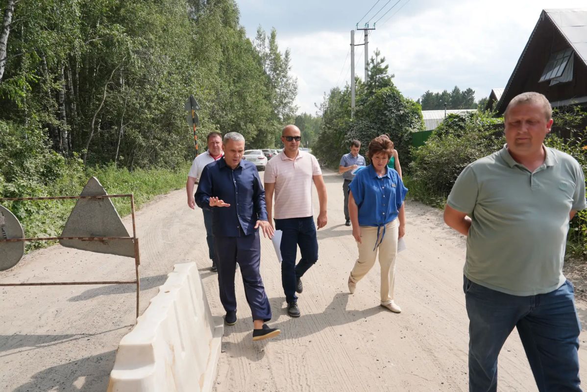 Полный комплект: асфальтированная дорога, тротуар и уличное освещение Полный комплект: асфальтированная дорога, тротуар и уличное освещение