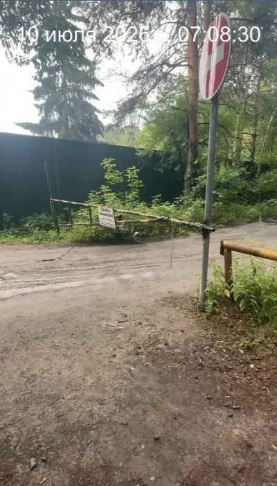 Администрация уведомила о полном запрете проезда автомобилей к пляжу озера Круглого в лесопарке Гагарина: территория относится к особо охраняемой природной зоне
