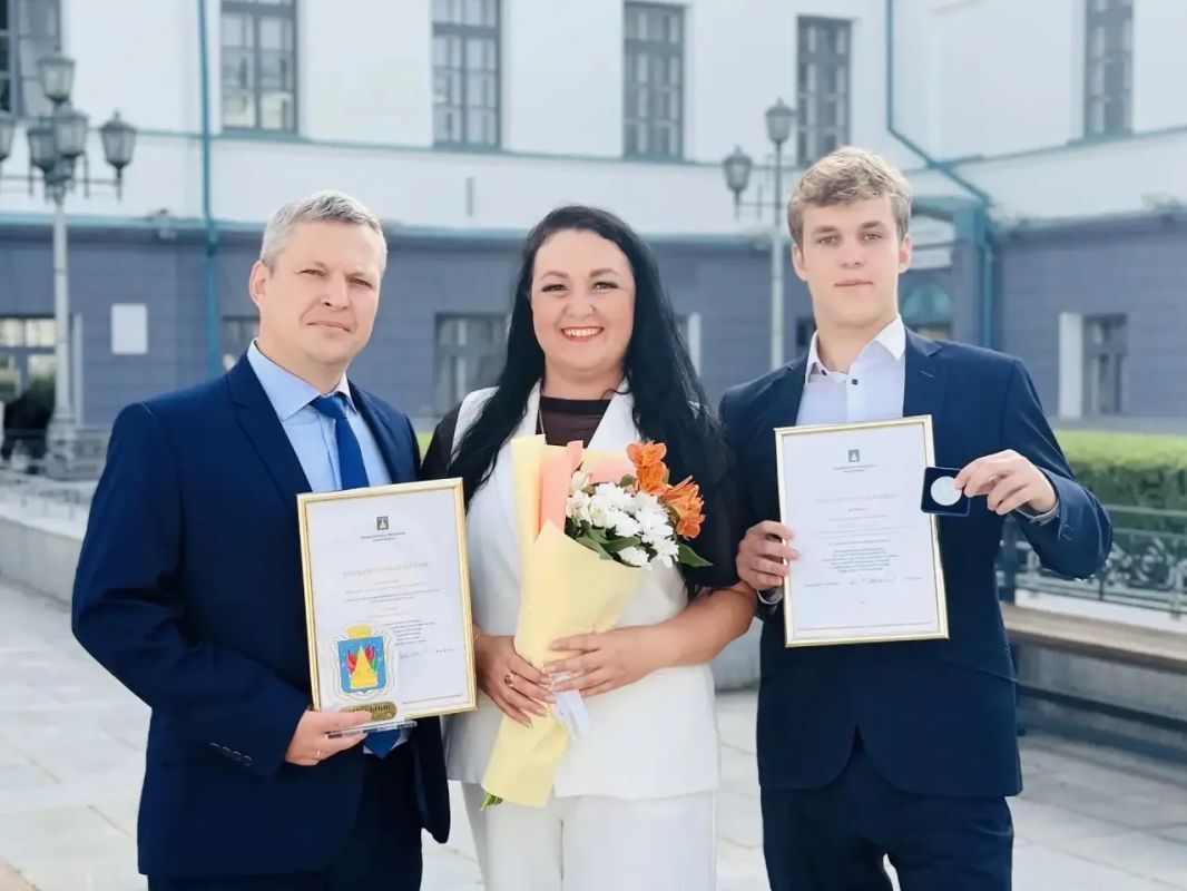 Друзья, сегодня особенный день! Мы торжественно вручили медали «За особые успехи в учении» выпускникам 11-х классов Друзья, сегодня особенный день! Мы торжественно вручили медали «За особые успехи в учении» выпускникам 11-х классов