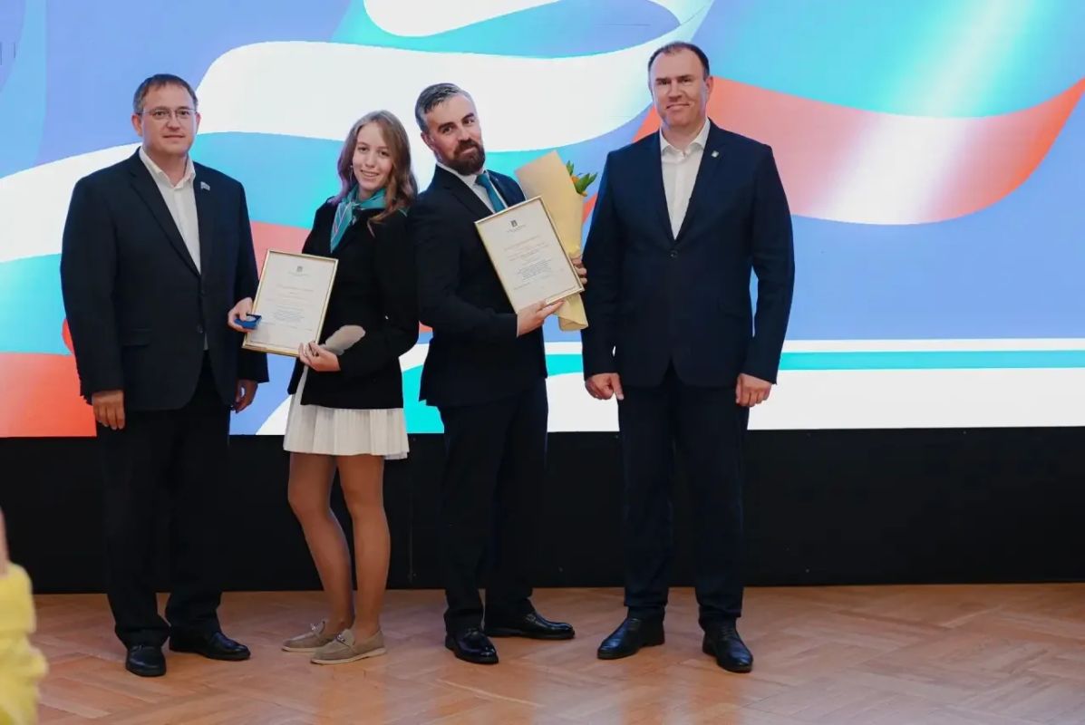 Друзья, сегодня особенный день! Мы торжественно вручили медали «За особые успехи в учении» выпускникам 11-х классов