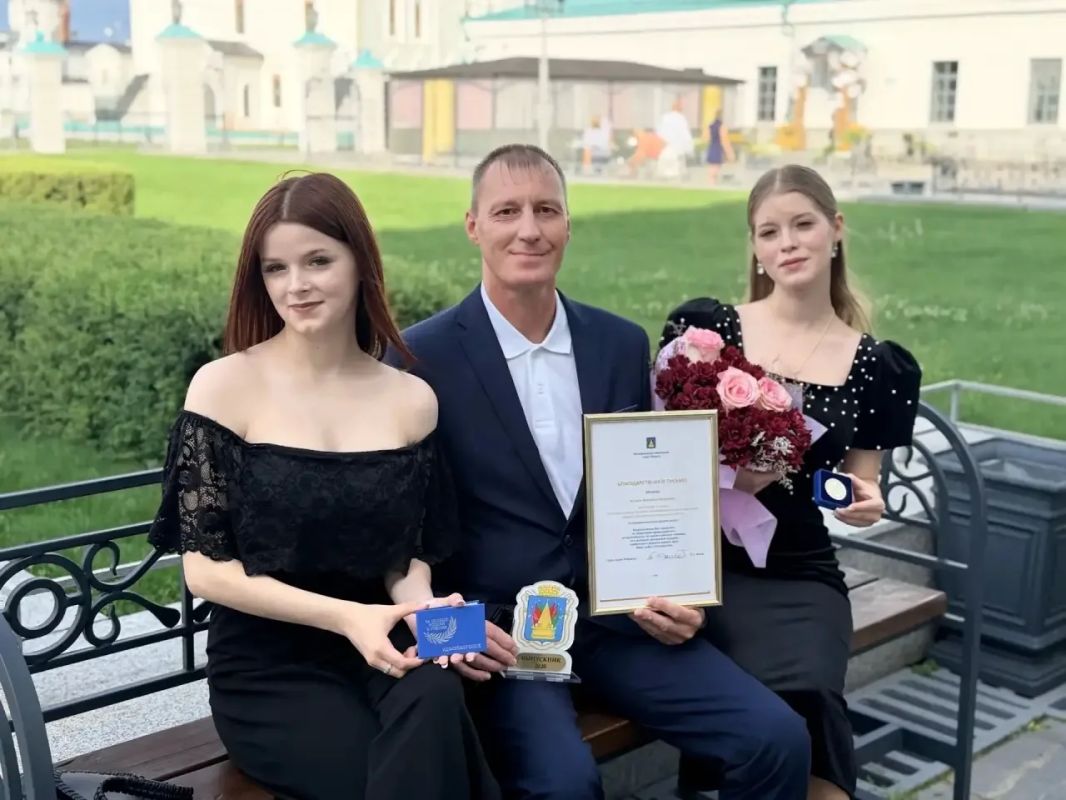 Друзья, сегодня особенный день! Мы торжественно вручили медали «За особые успехи в учении» выпускникам 11-х классов Друзья, сегодня особенный день! Мы торжественно вручили медали «За особые успехи в учении» выпускникам 11-х классов
