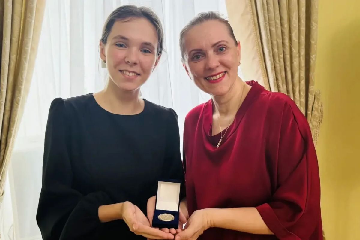 Друзья, сегодня особенный день! Мы торжественно вручили медали «За особые успехи в учении» выпускникам 11-х классов Друзья, сегодня особенный день! Мы торжественно вручили медали «За особые успехи в учении» выпускникам 11-х классов