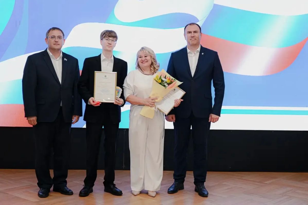 Друзья, сегодня особенный день! Мы торжественно вручили медали «За особые успехи в учении» выпускникам 11-х классов Друзья, сегодня особенный день! Мы торжественно вручили медали «За особые успехи в учении» выпускникам 11-х классов